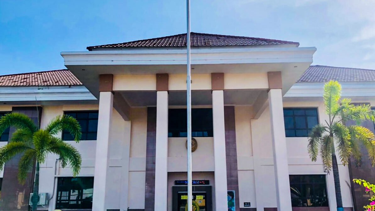 "PN Mempawah menjatuhkan vonis unik kepada Herman, terdakwa penganiayaan tetangga. Selain hukuman percobaan, ia wajib bersilaturahmi ke rumah korban saat Lebaran 2026."