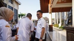 Wali Kota Pontianak, Edi Rusdi Kamtono, sedang bersalam-salaman (halalbihalal) dengan jajaran ASN Pemerintah Kota Pontianak di halaman Kantor Wali Kota. (Dok. HO/Faktakalbar.id)