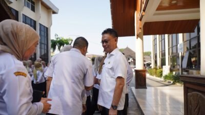 Wali Kota Pontianak, Edi Rusdi Kamtono, sedang bersalam-salaman (halalbihalal) dengan jajaran ASN Pemerintah Kota Pontianak di halaman Kantor Wali Kota. (Dok. HO/Faktakalbar.id)