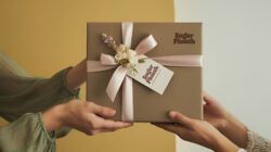 Ilustrasi - Pengirim bingkisan hari raya membutuhkan referensi teks untuk kartu ucapan. Pilihan kalimat ucapan hampers Lebaran menambah kesan personal bagi penerima. (Dok. Ist)