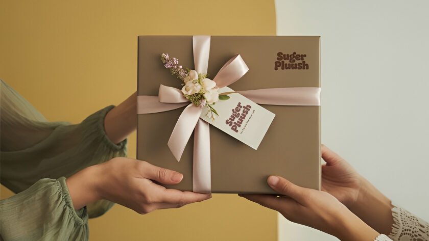 Ilustrasi - Pengirim bingkisan hari raya membutuhkan referensi teks untuk kartu ucapan. Pilihan kalimat ucapan hampers Lebaran menambah kesan personal bagi penerima. (Dok. Ist)