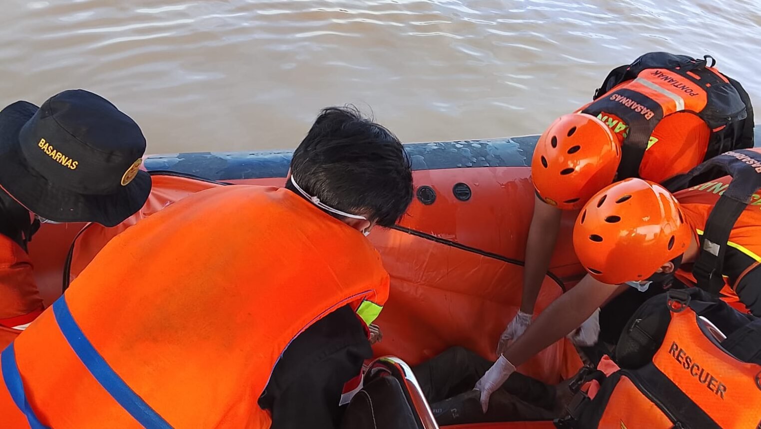 "Memasuki hari ketiga pencarian, jasad Fatur (8) yang tenggelam di Sungai Kapuas, Parit Mayor, akhirnya ditemukan Tim SAR 200 meter dari lokasi awal."