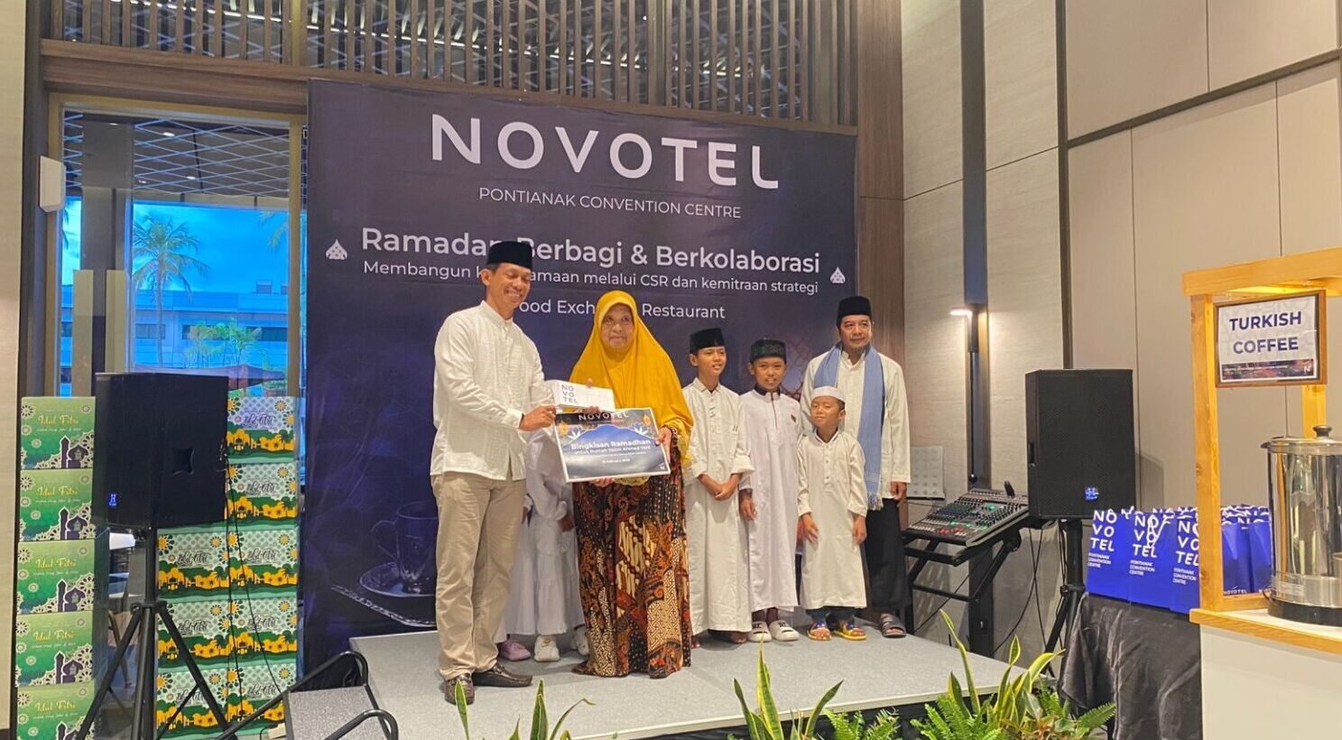 "Novotel Pontianak Convention Centre menggelar program CSR "Ramadan Berbagi & Berkolaborasi". Kegiatan di hari pertama puasa ini mengundang puluhan anak yatim."