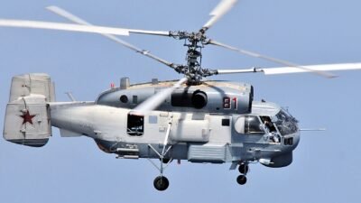 Helikopter militer Kamov Ka-27 Helix milik Angkatan Laut Rusia berwarna abu-abu sedang mengudara. (Dok. ISt)