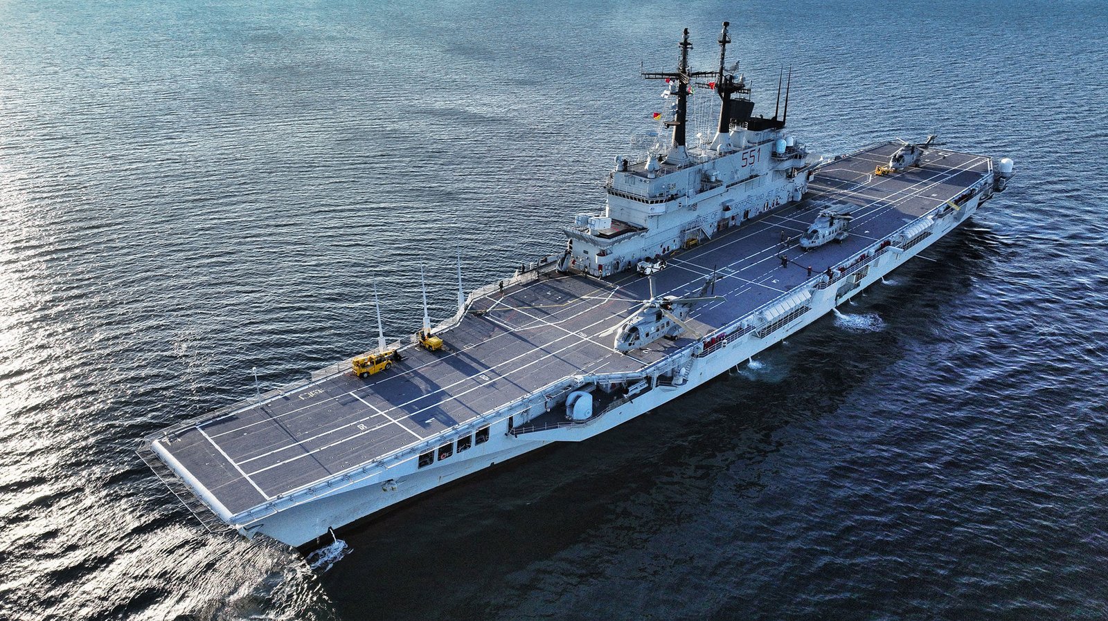 Kapal induk Italia Giuseppe Garibaldi C551 yang direncanakan akan dihibahkan kepada Indonesia sedang berlayar di laut. (Dok. Ist)