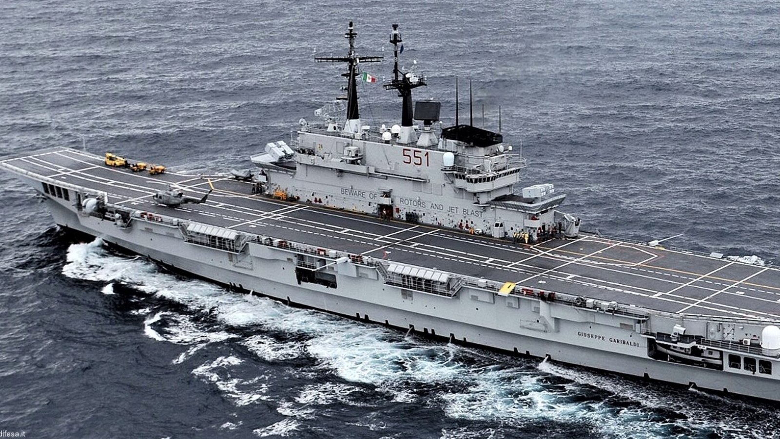 Kapal induk Giuseppe Garibaldi milik Italia yang akan dihibahkan kepada TNI Angkatan Laut untuk memperkuat pertahanan laut Indonesia. (Dok. HO/Faktakalbar.id)