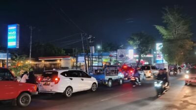 "Isu hoaks kenaikan harga BBM per 1 April picu antrean panjang di sejumlah SPBU Pontianak Selasa malam. Pemerintah tegaskan harga BBM tetap stabil dan stok aman."