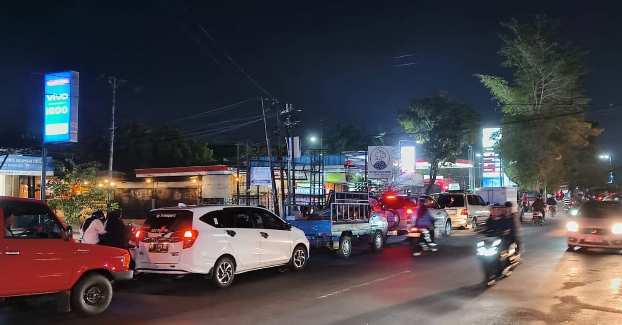 "Isu hoaks kenaikan harga BBM per 1 April picu antrean panjang di sejumlah SPBU Pontianak Selasa malam. Pemerintah tegaskan harga BBM tetap stabil dan stok aman."