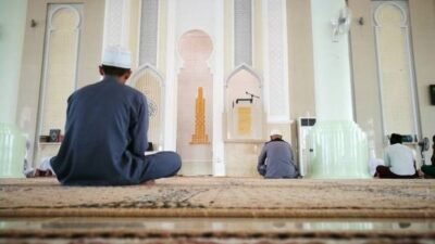 Pekerja kantoran tetap bisa meraih keutamaan akhir Ramadan melalui panduan iktikaf singkat tanpa mengabaikan tanggung jawab pekerjaan sehari-hari. (Dok. Ist)