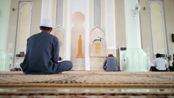 Pekerja kantoran tetap bisa meraih keutamaan akhir Ramadan melalui panduan iktikaf singkat tanpa mengabaikan tanggung jawab pekerjaan sehari-hari. (Dok. Ist)