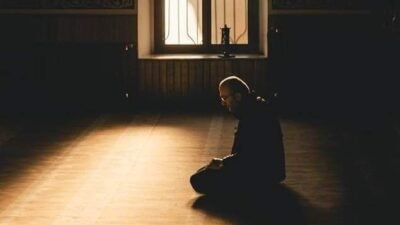 Ilustrasi - Umat Islam wajib memahami panduan dasar iktikaf mulai dari pengertian, sejarah, waktu pelaksanaan, hingga ragam kegiatan ibadah selama berada di masjid. (Dok. Ist)