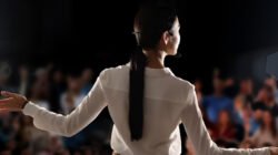 Ilustrasi - Penasaran dengan ciri orang cerdas? Cek 3 tanda bahasa tubuh orang ber-IQ tinggi yang sering mereka tunjukkan secara tak sadar di sini. (Dok. Ist)