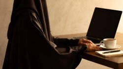 Ilustrasi - Penasaran mengapa teman Anda sangat lama membalas pesan? Cek 6 kepribadian aslinya menurut ilmu psikologi di artikel ini. (Dok. Ist)