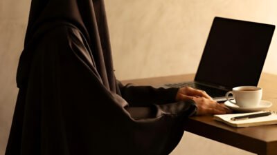 Ilustrasi - Penasaran mengapa teman Anda sangat lama membalas pesan? Cek 6 kepribadian aslinya menurut ilmu psikologi di artikel ini. (Dok. Ist)