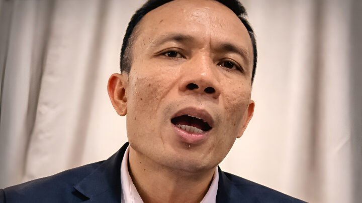 Ilustrasi AI - Rismon Sianipar mengoreksi analisis awalnya dan menyatakan bahwa ijazah Joko Widodo adalah asli setelah melakukan penelitian ulang secara intensif. (Dok: Rosadi Jamani)