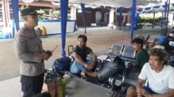 Personel Satgas Preemtif Operasi Ketupat Kapuas 2026 memberikan imbauan keselamatan kepada para calon penumpang kapal laut di kawasan terminal Pelabuhan Dwikora Pontianak.