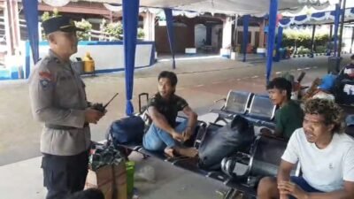 Personel Satgas Preemtif Operasi Ketupat Kapuas 2026 memberikan imbauan keselamatan kepada para calon penumpang kapal laut di kawasan terminal Pelabuhan Dwikora Pontianak.