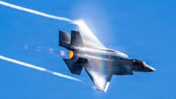 Foto udara sebuah jet tempur siluman F-35 Lightning II milik Amerika Serikat sedang melakukan manuver tajam di langit biru. (Dok. HO/Faktakalbar.id)