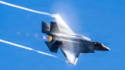 Foto udara sebuah jet tempur siluman F-35 Lightning II milik Amerika Serikat sedang melakukan manuver tajam di langit biru. (Dok. HO/Faktakalbar.id)