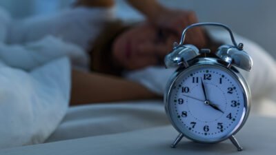 Ilustrasi - Banyak pekerja mengalami insomnia akibat fenomena balas dendam waktu tidur atau revenge bedtime procrastination demi mencari kebebasan di malam hari. (Dok Ist)