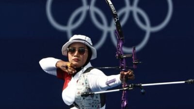 "IOC resmi melarang atlet transgender perempuan berkompetisi di kategori wanita mulai Olimpiade 2028. Simak alasan keadilan kompetisi dan prosedur tes genetiknya."