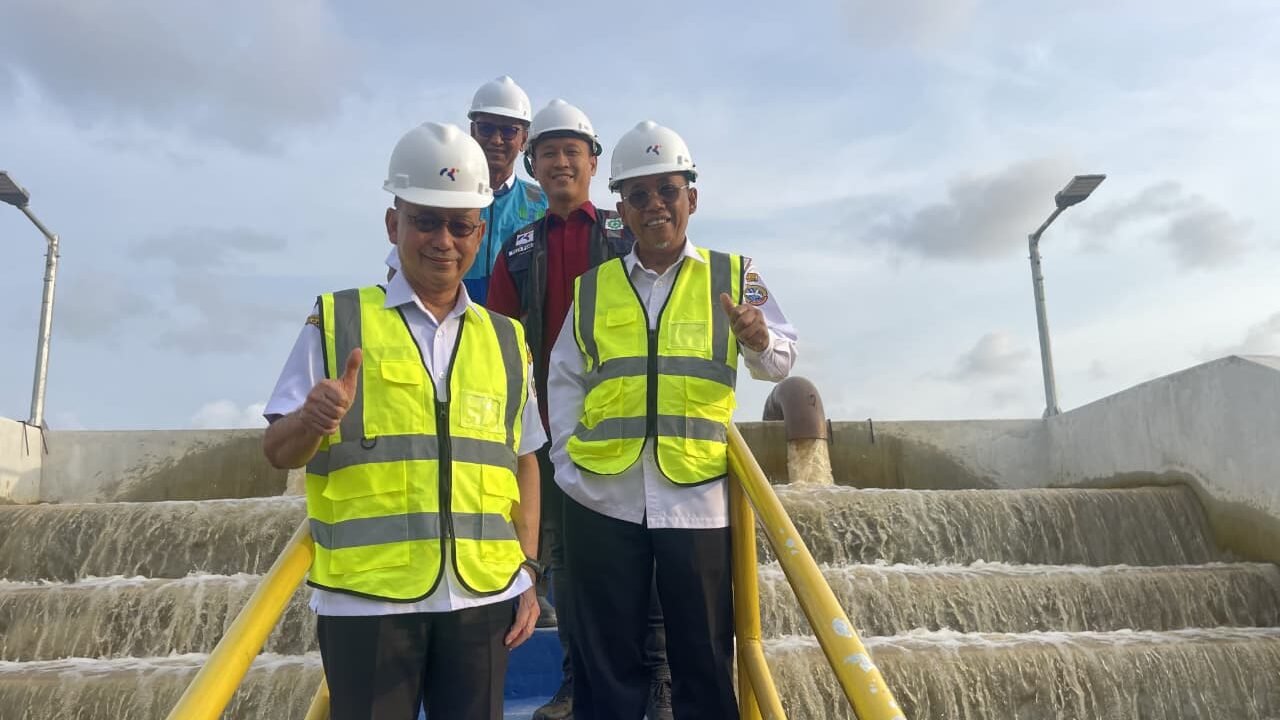 Wali Kota Pontianak Edi Rusdi Kamtono meninjau IPA Nipah Kuning yang berkapasitas 360 liter per detik untuk memperkuat distribusi air bersih di Pontianak Barat. (Dok. HO/Faktakalbar.id)