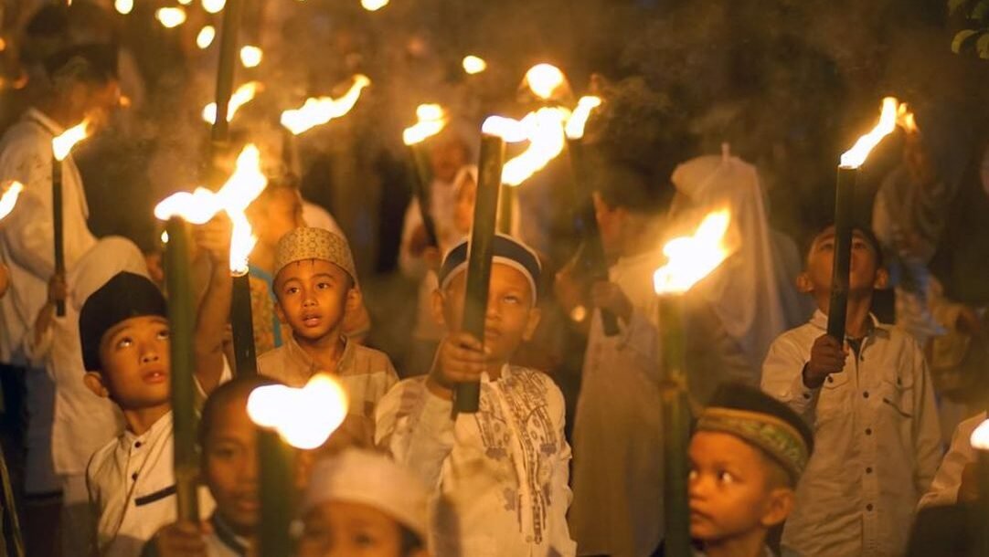 "Takut bangun kesiangan saat hari raya? Simak tips praktis agar tidak telat bangun sholat Idulfitri meskipun jadwal malam takbiran sangat padat."