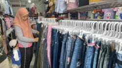 "Antusiasme warga Pontianak berburu busana Idul Fitri 2026 mulai terlihat. Sebagian masyarakat tetap memilih berbelanja di toko offline karena harga bersaing dan barang bisa dicoba langsung."