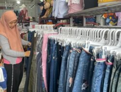 Jelang Idul Fitri, Warga Pontianak Tetap Minati Belanja Baju Lebaran Secara Offline