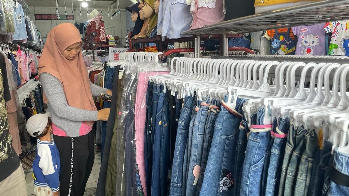 "Antusiasme warga Pontianak berburu busana Idul Fitri 2026 mulai terlihat. Sebagian masyarakat tetap memilih berbelanja di toko offline karena harga bersaing dan barang bisa dicoba langsung."