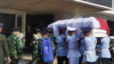 Jenazah mantan Menhan Juwono Sudarsono disemayamkan di Gedung Kemhan pagi ini sebelum dimakamkan di TMP Kalibata. Prosesi pelepasan digelar pukul 11.00 WIB.