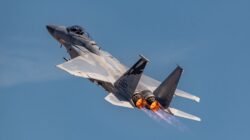 Jet tempur F-15E Strike Eagle milik Angkatan Udara Amerika Serikat yang melakukan manuver terbang tinggi. (Dok. Ist)