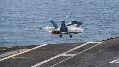 Pesawat jet tempur F/A-18 Super Hornet lepas landas dari dek kapal induk di tengah laut. (Dok. HO/Faktakalbar.id)
