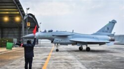 Petugas darat memberikan aba-aba kepada pilot jet tempur J-10CE berkode 22-102 milik Angkatan Udara Pakistan di landasan pacu. (Dok. Ist)