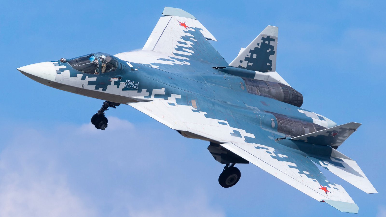 Pesawat tempur siluman Sukhoi Su-57 Felon milik Angkatan Udara Rusia sedang terbang dengan corak kamuflase digital piksel biru dan putih. (Dok. ISt)