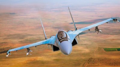 Jet tempur multiperan super manuver Sukhoi Su-35 milik Rusia sedang mengudara dalam sebuah misi penerbangan. (Dok. HO/Faktakalbar.id)