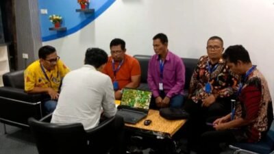 Kepala Desa Sukakarya Harsoyo bersama Pendeta Salvinus Daily dan perangkat desa membahas rencana audiensi listrik ke kementerian. (Dok. HO/Faktakalbar.id)