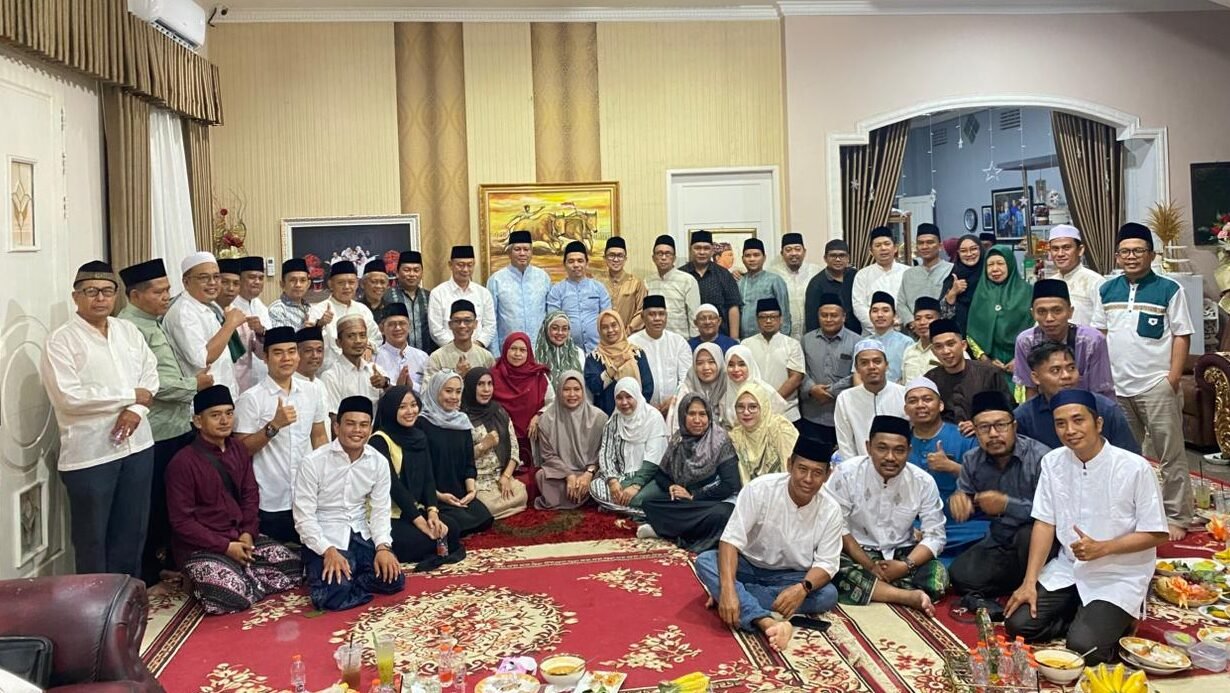 "MW KAHMI Kalbar dan MD KAHMI Kubu Raya menggelar acara buka puasa bersama tokoh daerah dan alumni HMI untuk mempererat komunikasi. "