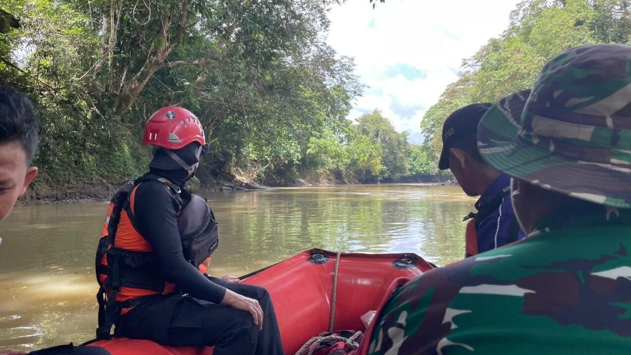 "Operasi pencarian membuahkan hasil. Tim SAR gabungan berhasil menemukan jasad Muhtar (80), kakek yang tenggelam saat mandi di Sungai Ramah, Kapuas Hulu. "