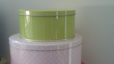 Ilustrasi - Jangan buang kaleng kue sisa Lebaran Anda. Simak ide kreasi kaleng kue bekas yang fungsional dan cantik untuk memperindah sudut ruangan di rumah. (Dok. Ist)