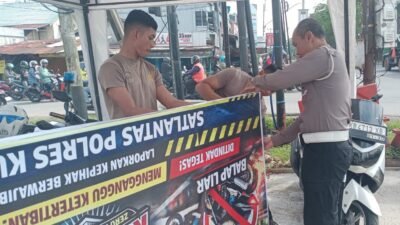 Satuan Lalu Lintas Polres Kubu Raya saat memasang banner imbauan larangan penggunaan knalpot bising di sejumlah ruas jalan raya strategis.