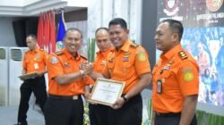 "Kantor SAR Pontianak raih skor 83,93 sebagai UPT Kelas A terbaik se-Indonesia. Simak analisis capaian kinerja dan pengembangan kompetensi SDM Basarnas di Kalbar. "