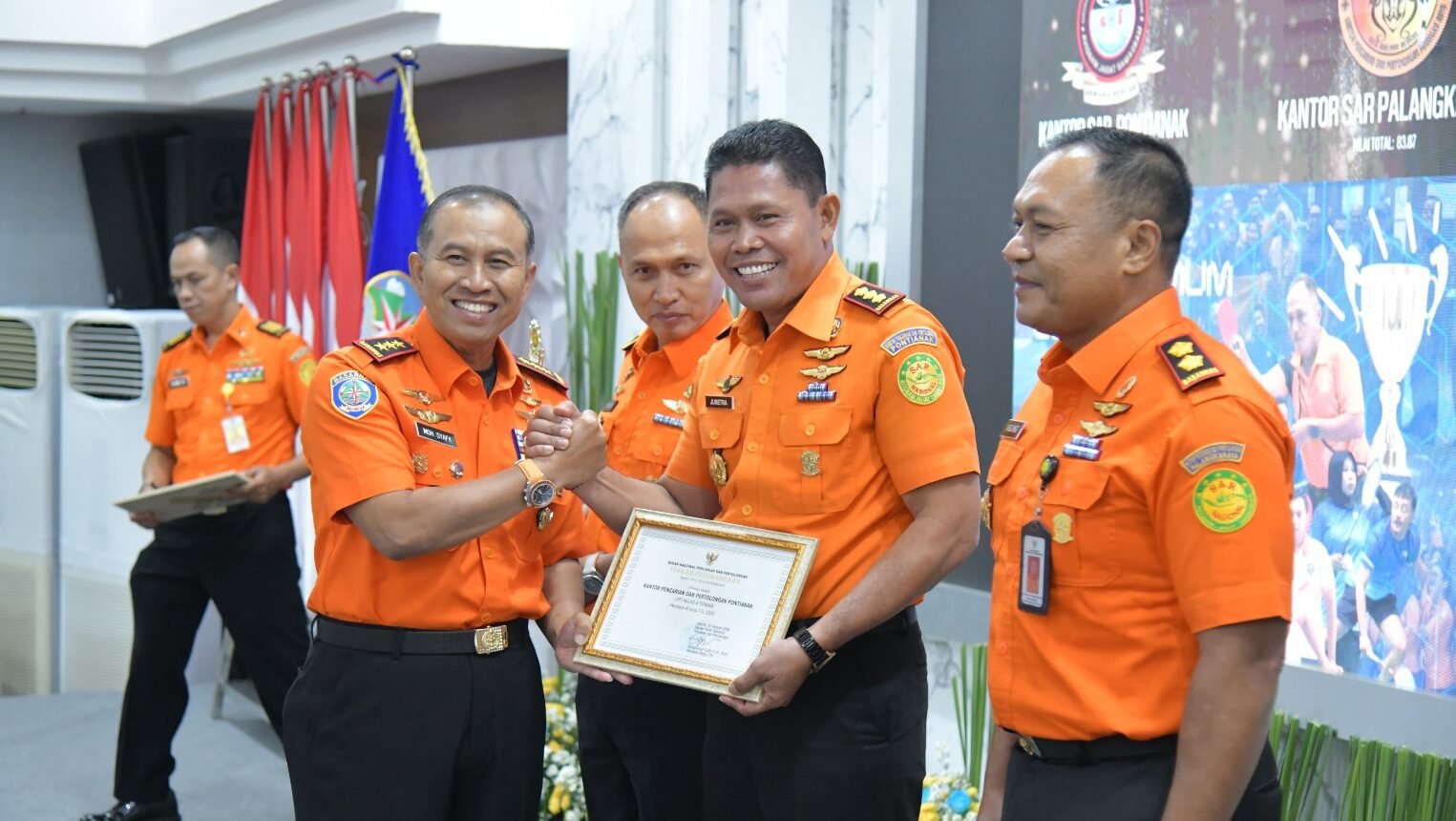 "Kantor SAR Pontianak raih skor 83,93 sebagai UPT Kelas A terbaik se-Indonesia. Simak analisis capaian kinerja dan pengembangan kompetensi SDM Basarnas di Kalbar. "