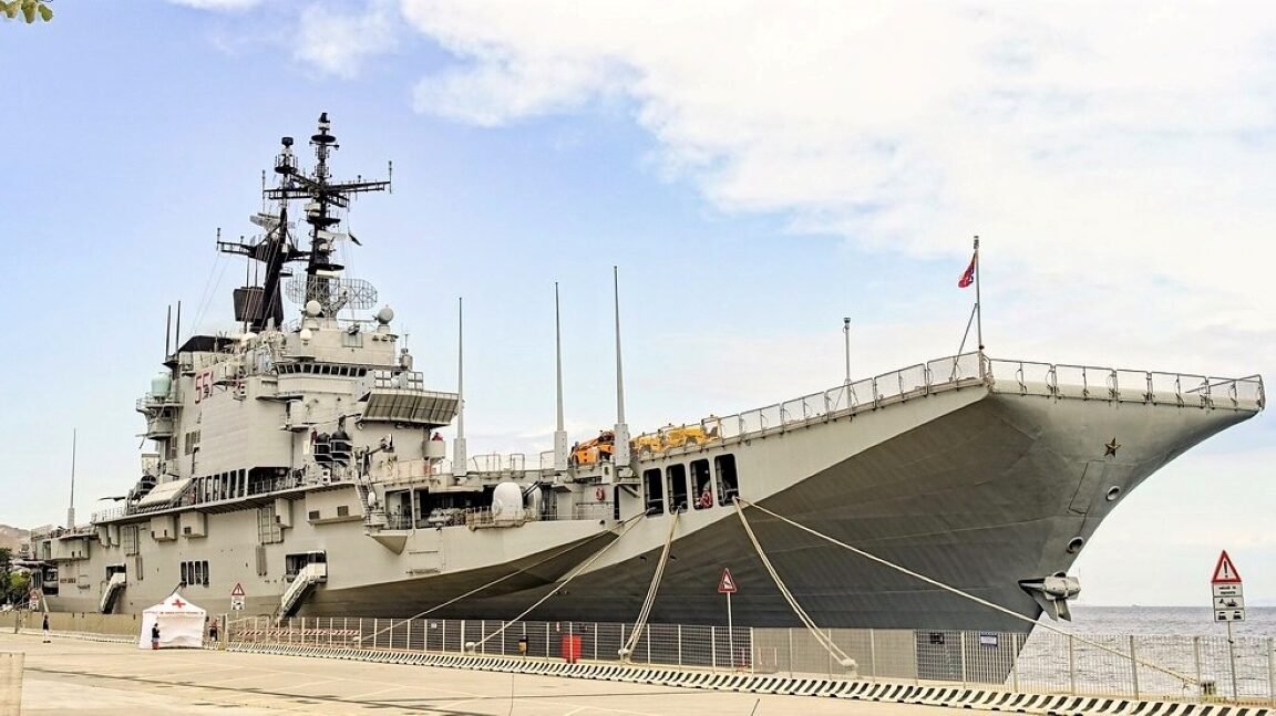 Kapal induk Giuseppe Garibaldi milik Italia yang dijadwalkan akan dihibahkan ke Indonesia pada tahun 2026 untuk memperkuat TNI AL. (Dok. Ist)