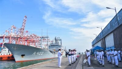Kapal bantu angkatan laut Iran, IRINS Bushehr bernomor lambung A 422, bersandar di dermaga pelabuhan dengan disambut oleh pasukan marching band angkatan laut. (Dok. Ist)