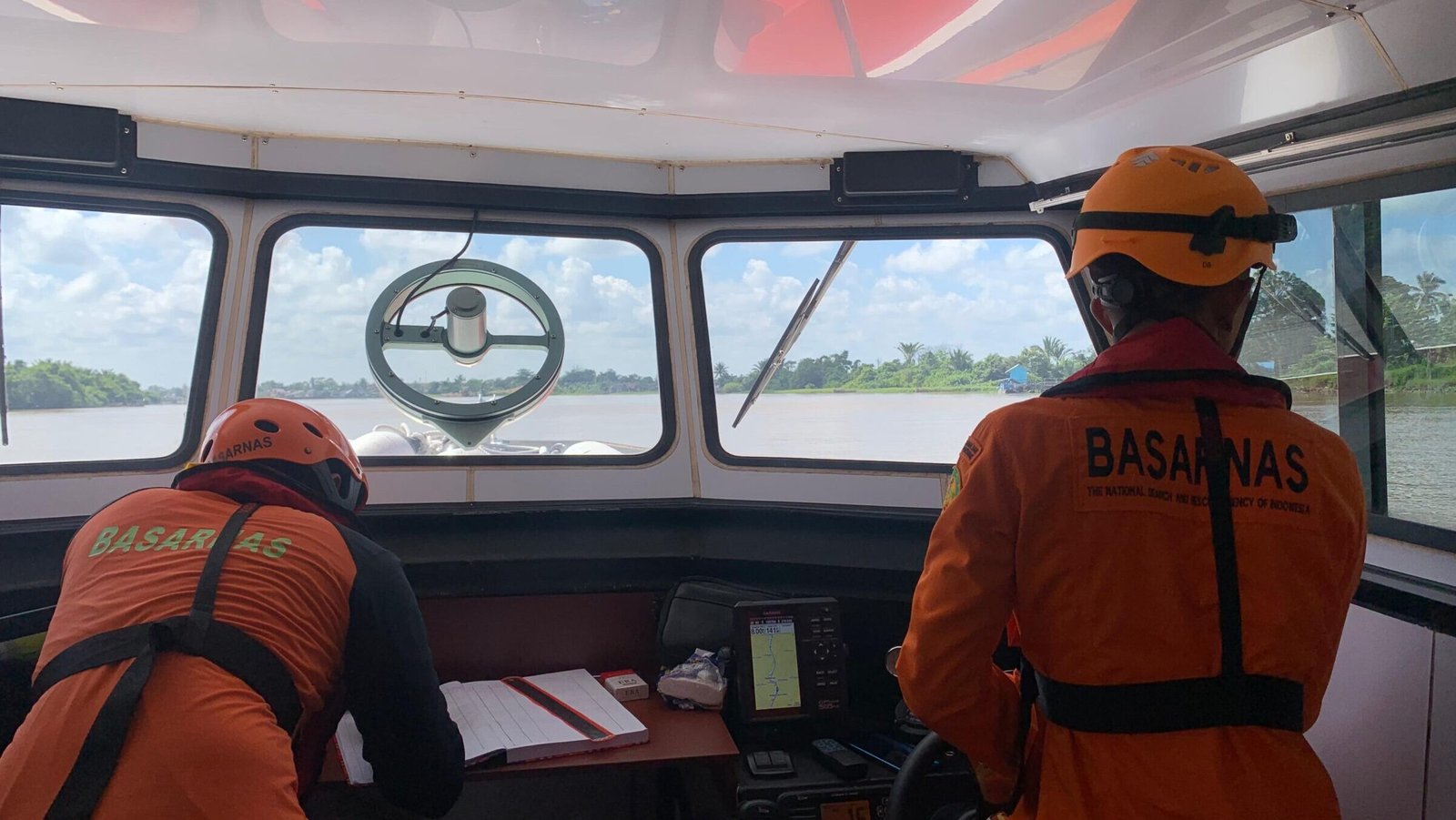 "Kapal penambang pasir MV JH 07 terbalik di Desa Sansat, Sanggau. Tim SAR gabungan masih melakukan pencarian terhadap 3 ABK yang hilang di arus Sungai Kapuas."