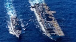 Kapal induk amfibi USS Tripoli berlayar berdampingan dengan kapal perusak di laut lepas membawa jet tempur F-35B. (Dok. ISt)
