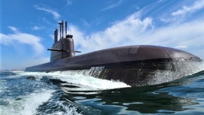 Kapal selam Hanwha Ocean saat melakukan manuver di permukaan laut sebagai bagian dari kesiapan armada tempur laut global. (Dok. Ist)