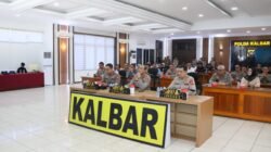Kapolda Kalimantan Barat Irjen Pol Pipit Rismanto didampingi jajaran Pejabat Utama saat mengikuti pembukaan Rakernis Gabungan Polri 2026 secara virtual di Graha Khatulistiwa.