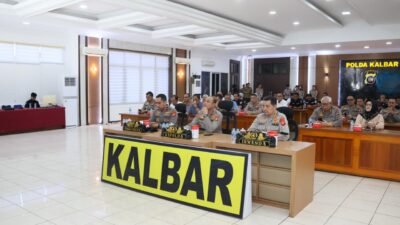 Kapolda Kalimantan Barat Irjen Pol Pipit Rismanto didampingi jajaran Pejabat Utama saat mengikuti pembukaan Rakernis Gabungan Polri 2026 secara virtual di Graha Khatulistiwa.